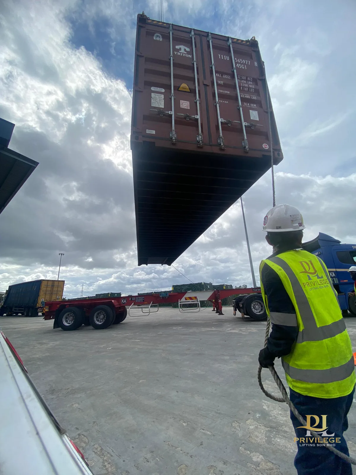 Privilege Lifting heavy industrial rigging and plant machinery support in Johor